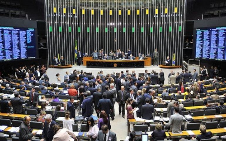 Citações a Deus gera nova polêmica na Câmara