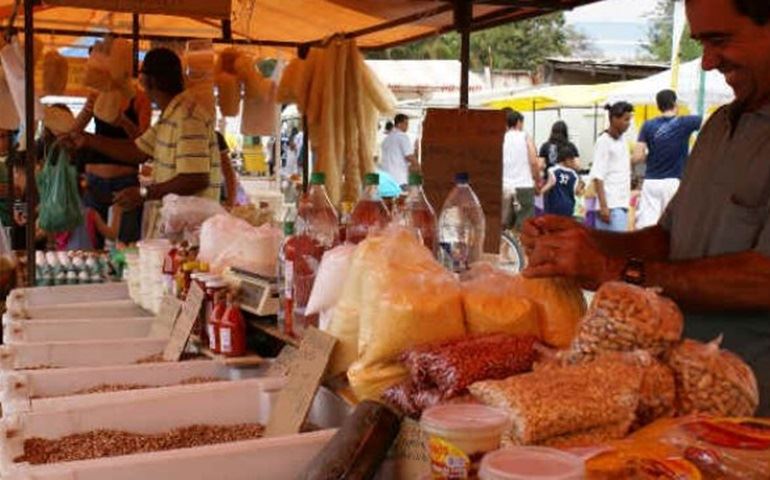 FEIRANTE QUASE FOI EXPULSA DA FEIRA POR VENDER CALÇADOS BARATO DEMAIS.