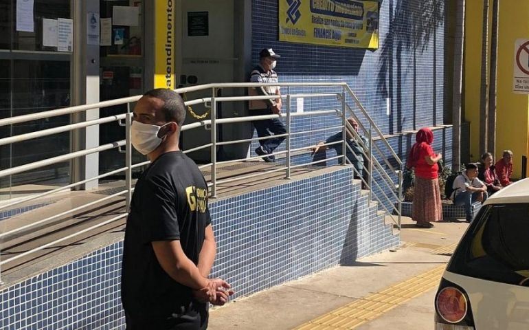 Prefeitura contrata empresa para organizar fila de bancos tendo Guarda Municipal