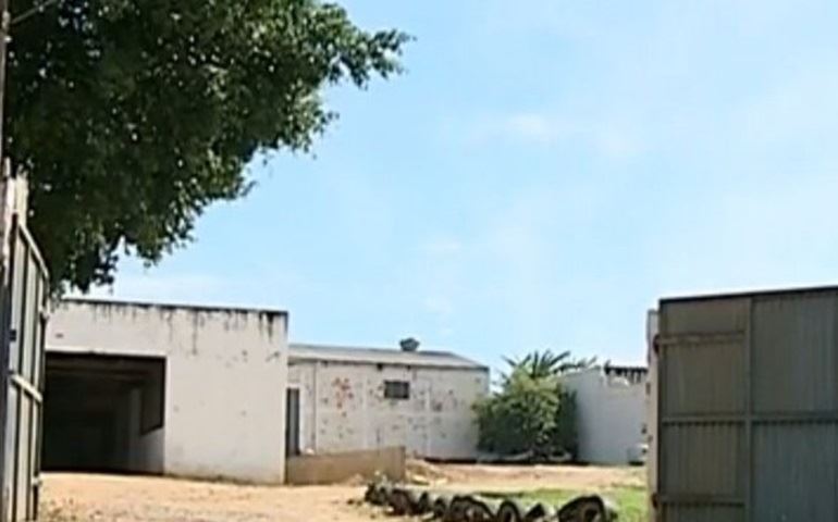 Mau cheiro em galpão deixa moradores indignados em Angatuba