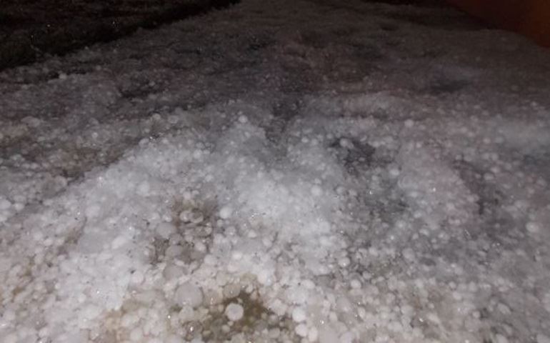 EM PARAGUAÇU PAULISTA CHUVA COM PEDRAS DE GRANIZO DANIFICARAM RESIDENCIAS.