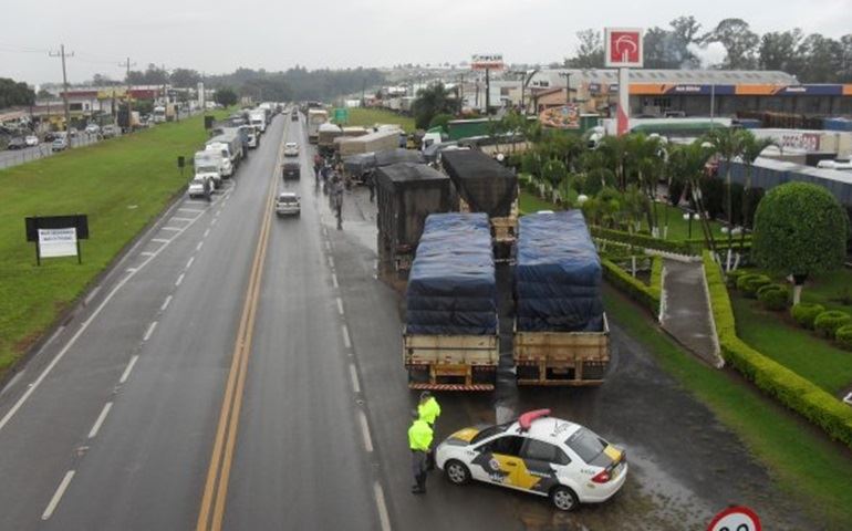 CAMINHONEIROS PACIFICAMENTE PARALISAM A RODOVIA JOÃO MELÃO EM AVARÉ
