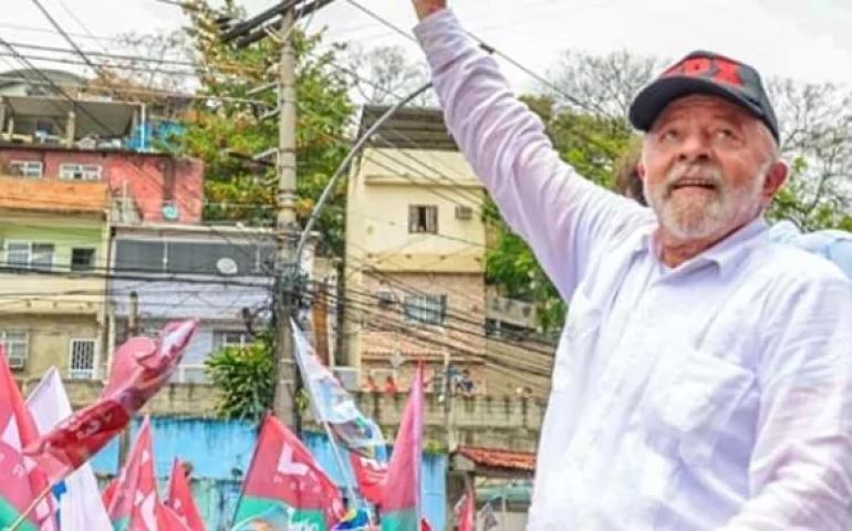Sem dizer uma única palavra, Bolsonaro manda recado, após visita de Lula ao Complexo do Alemão