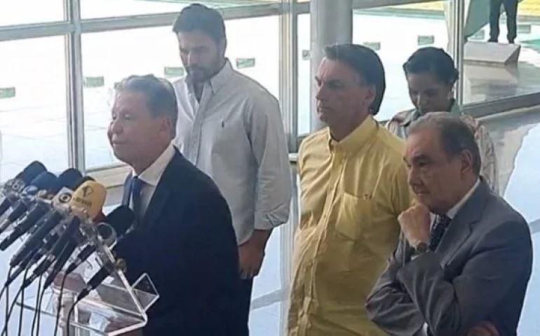 Ao mesmo tempo, Bolsonaro recebe avalanche de apoio de políticos importantes do Norte e Nordeste