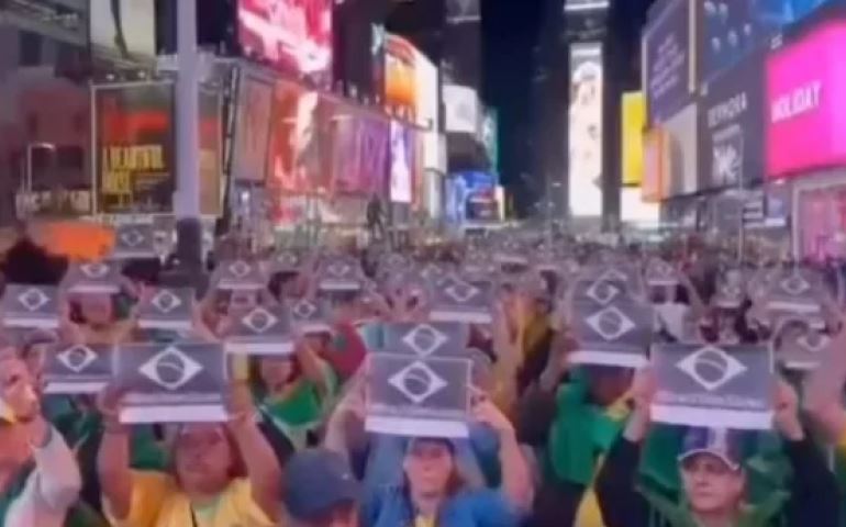 Na ‘saideira’ de ministros, brasileiros protestam na Times Square em NY (veja o vídeo)