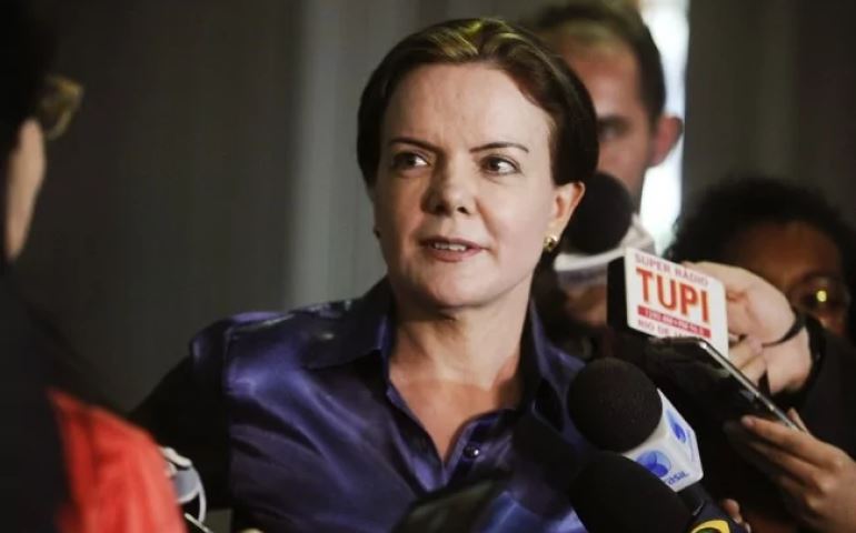 Estranhamente, Gleisi enaltece Moraes, mas passado sombrio imediatamente vem à tona