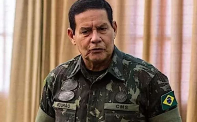 General Mourão relembra ameaça comunista e manda claro recado: 'Eles que venham, não passarão!'