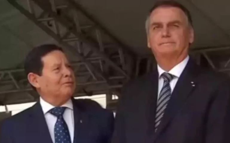 A conversa intrigante ao 'pé do ouvido' com General Mourão na primeira aparição pública de Bolsonaro