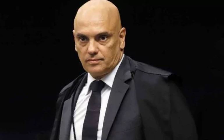 Moraes afasta do cargo prefeito que apoiou atos contra o ex-presidiário