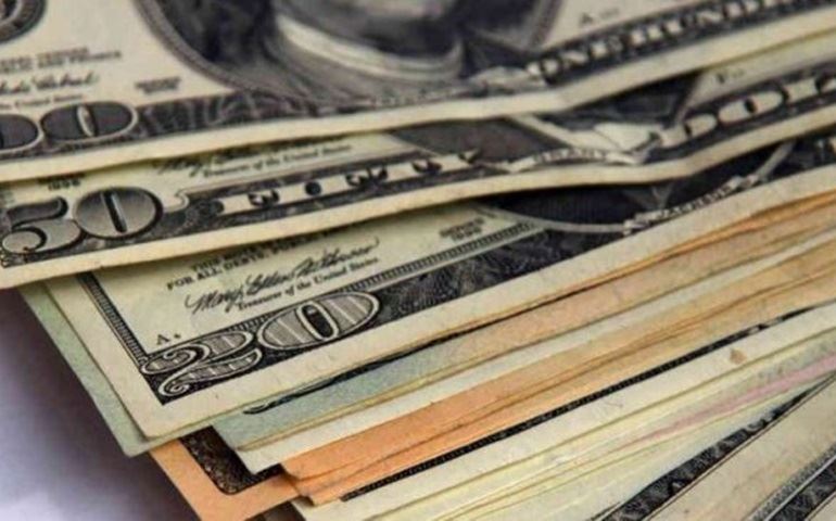 Dólar cai e fecha no menor nível em 7 meses, a R$ 3,56, com fluxo e cena política