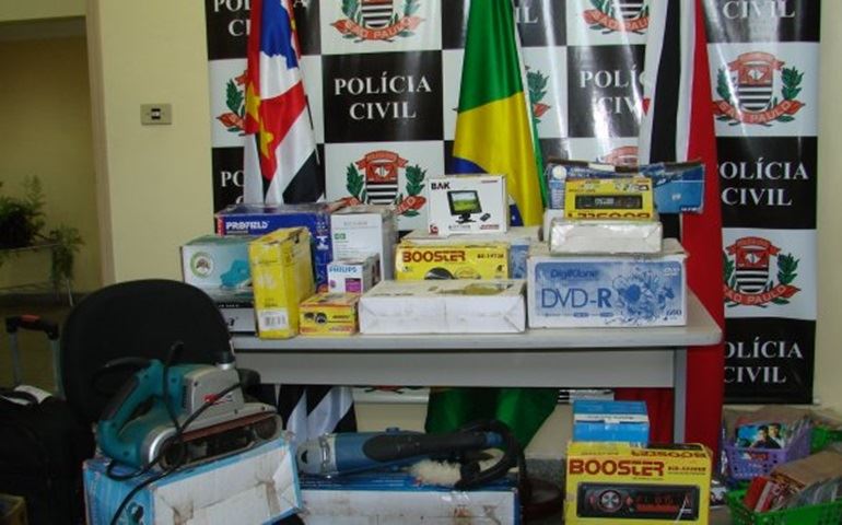 POLICIA CIVIL DE MANDURI APRENDE MATERIAIS FALSIFICADOS EM FEIRA LIVRE