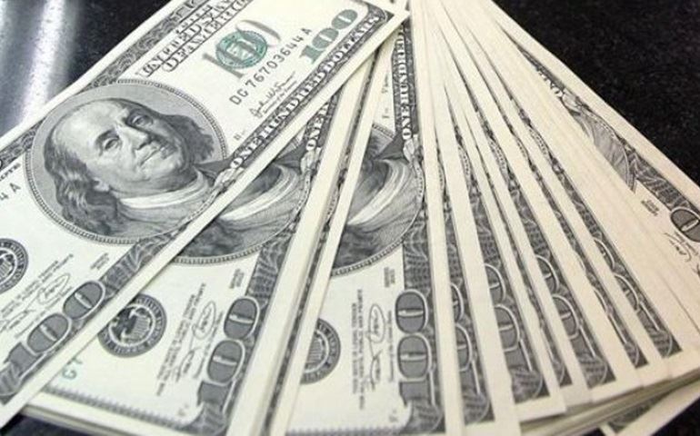 Após quatro quedas, dólar volta a fechar em alta