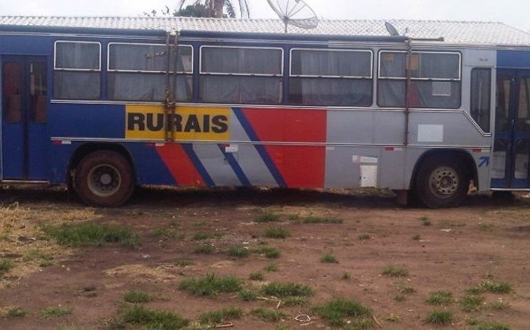 ONIBUS RURAL CAI NO RIO PARDO COM 11 TRABALHADORES RURAIS.