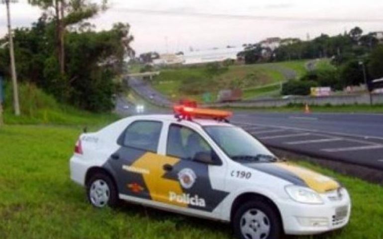 MOTORISTA ATRAPALHOU SE COM O SOL E CAPOTOU O VEÍCULO NA CASTELO