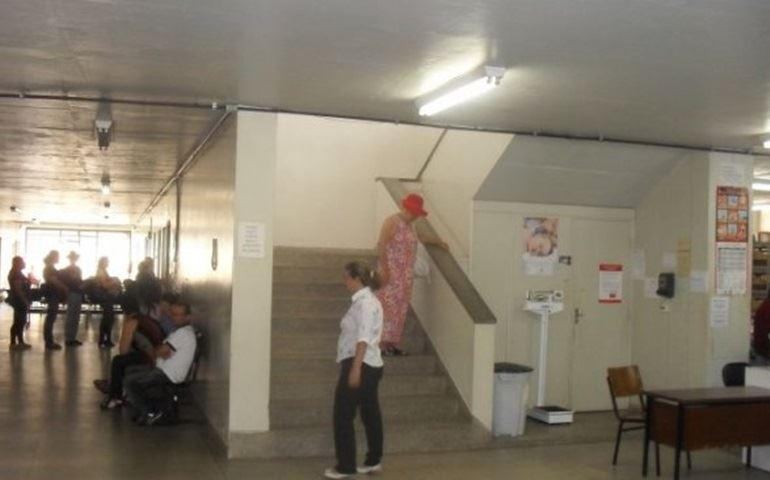 A ESCADA QUE JA CAIU UM IDOSO NO POSTÃO DA RUA ACRE CONTINUA SEM CORRIMÃOS