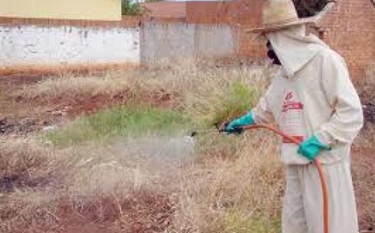 DER APLICANDO HERBICIDA PROIBIDO PELA ANVISA NAS RODOVIAS
