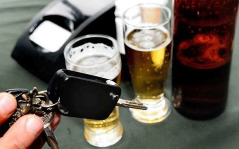 Mulher embriagada bate carro em Avaré