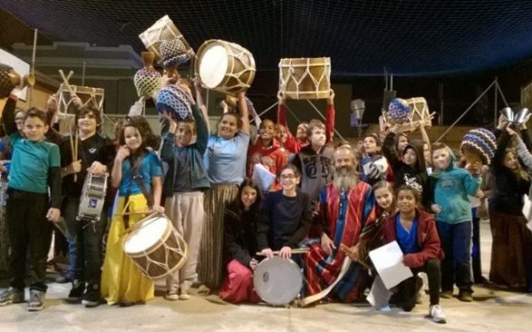 Frea recebe apresentação de Maracatu