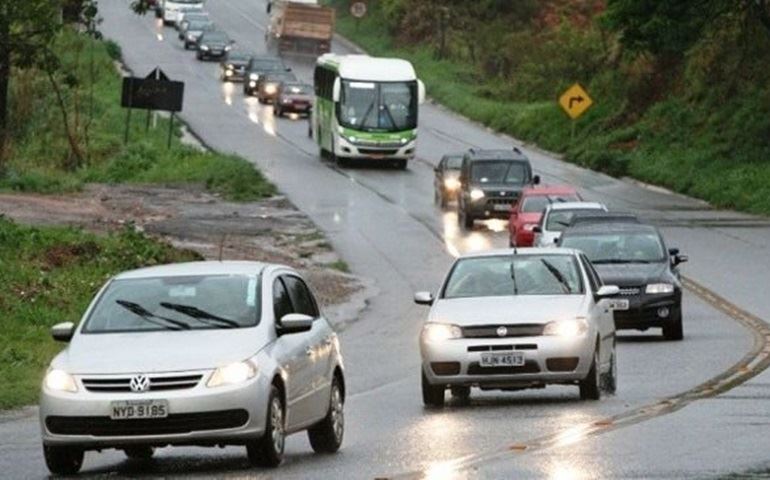 Lei que determina uso do farol durante o dia começa a valer na quinta-feira