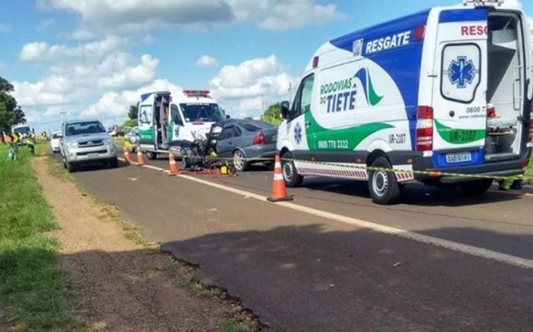 Acidente entre carro e caminhão deixa um morto em rodovia