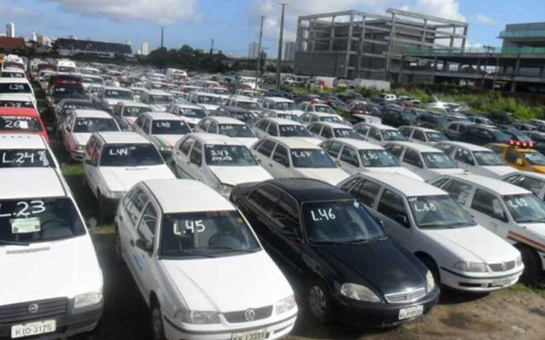 Detran realiza leilão de veículos apreendidos
