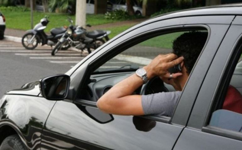Multa de trânsito subirá mais de 50%; usar celular será infração gravíssima