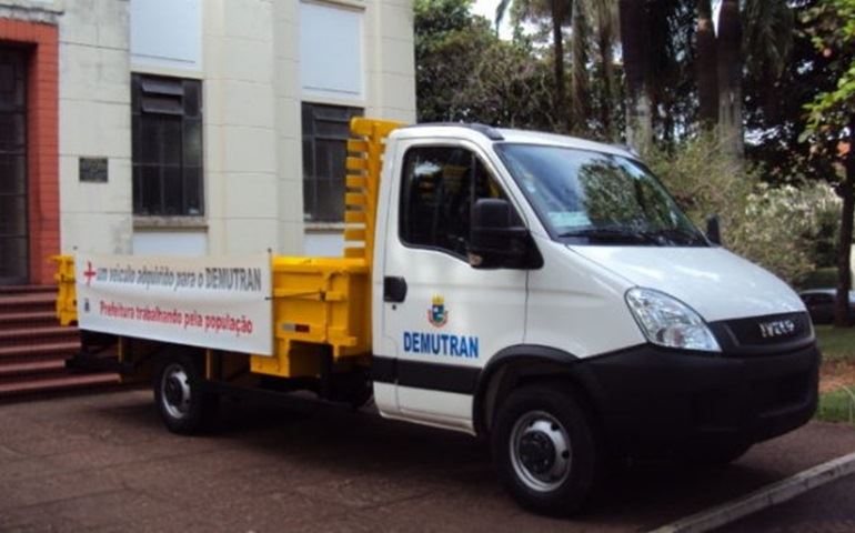 Prefeitura adquire novo caminhão para o Departamento de Trânsito
