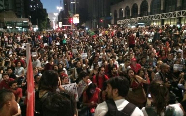 Grupos pró e contra impeachment se enfrentam em frente à sede da Fiesp