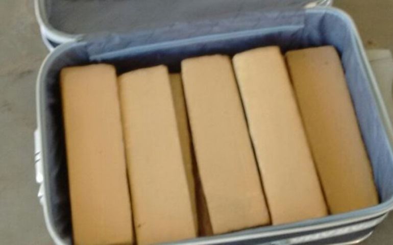 POLICIAMENTO RODOVIÁRIO APREENDE 14 TABLETES DE MACONHA COM ADOLESCENTE INFRATOR