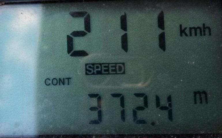 Motorista é multada após ser flagrada dirigindo a 211 km/h em Marília