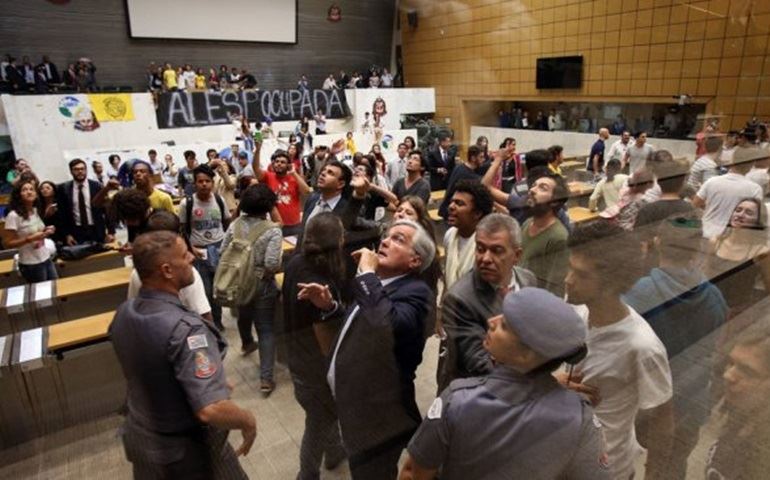 Estudantes na Alesp São notificados sobre desocupação do prédio