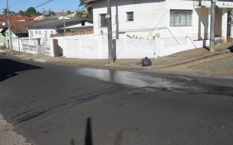 VAZAMENTO DE ESGOTO DA RUA ACRE ESTÁ CORRENDO PARA UM CÓRREGO PRÓXIMO.
