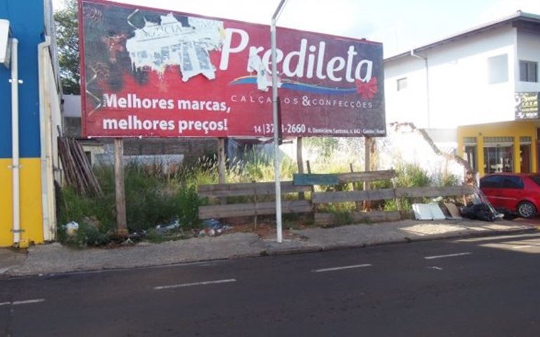 Na região central terreno abandonado sujo, imóvel que pegou fogo abandonado.