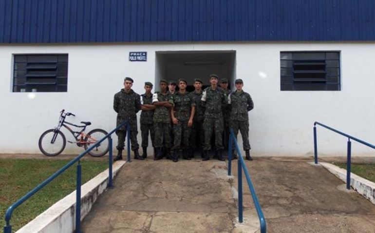 MAIS DE QUATROCENTOS HOMENS SE APRESENTANDO PARA SELEÇÃO DO TIRO DE GUERRA DE AVARÉ