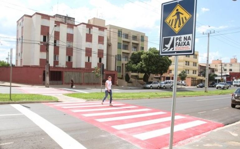 Faixas bicolores chamam atenção para o pedestre