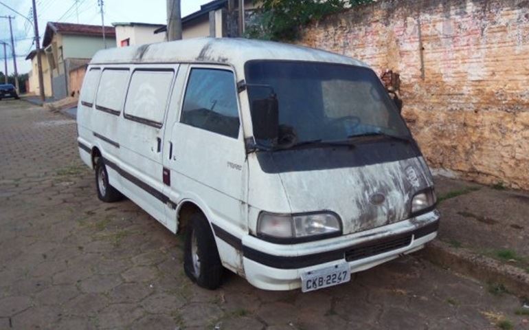 Veículo abandonado aguardando a fiscalização Municipal.