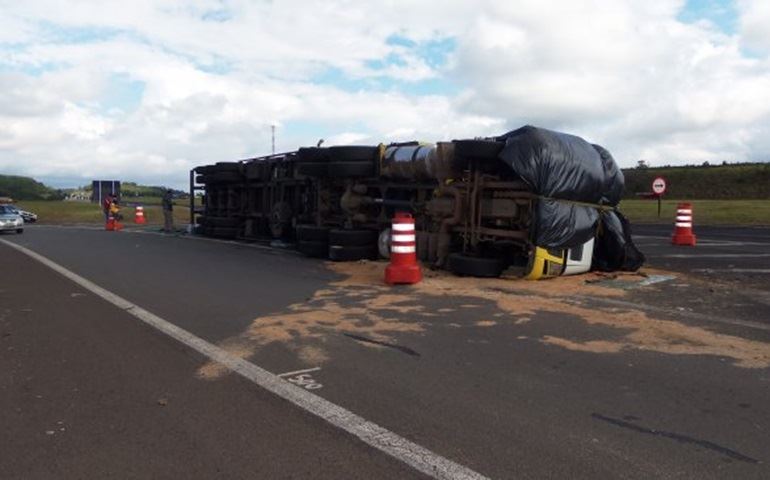 EM APENAS UMA SEMANA DUAS CARRETAS TOMBAM NO MESMO LOCAL