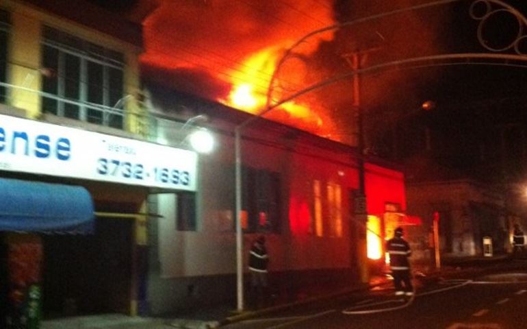 INCÊNDIO DESTRÓI UMA RESIDENCIA CENTENÁRIA EM AVARÉ