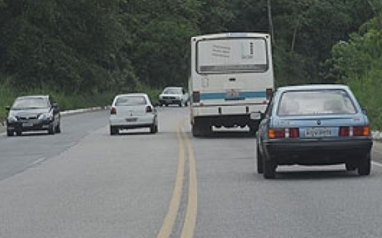 LOCAL ONDE VEÍCULOS FAZEM ULTRAPASSAGEM PERIGOSA DIARIAMENTE