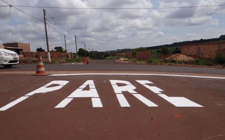 Mais três bairros estão recebendo sinalização viária