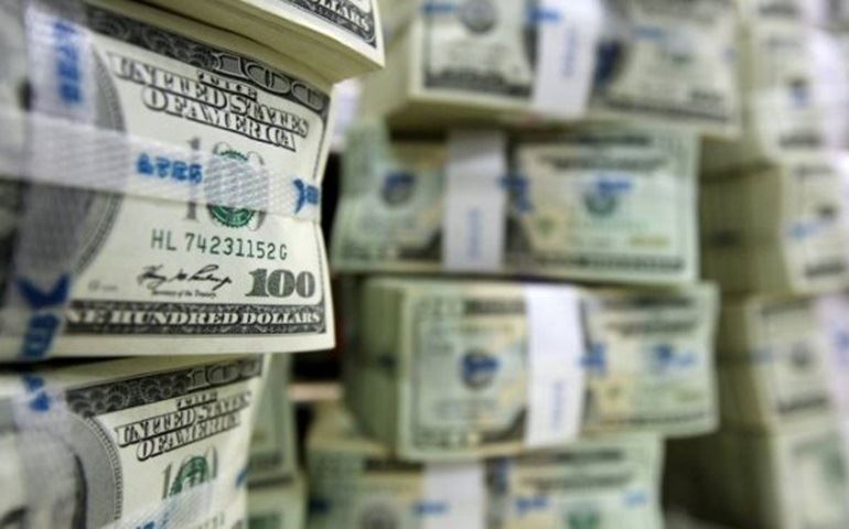 Em dia de correções, dólar fecha em alta de 2,24% e bolsa cai 0,63%