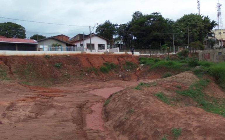 ATERRAMENTO DA ROULDÃO E. LEAL NO ALTO DA BOA VISTA ESTÁ EM RISCO NOVAMENTE.