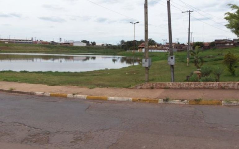 VAZAMENTO DE ESGOTOS NAS MARGENS DO LAGO DA BRABÂNCIA ONDE O POVÃO PESCA PARA COMER.