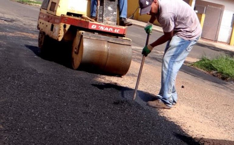 Bairros recebem tapa-buracos e limpeza de áreas verdes