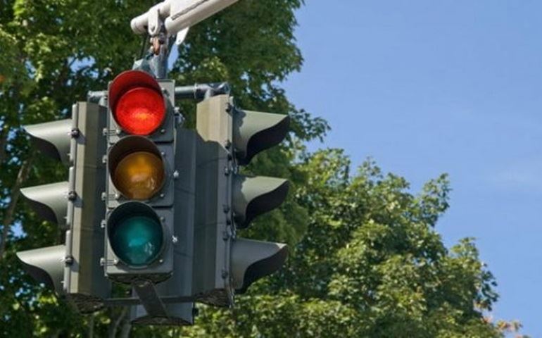 Demutran retira semáforo entre ruas Acre e São Paulo