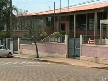 Meninas agridem PMs após briga em frente a escola em Cerqueira César