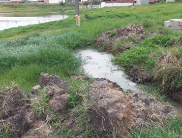 VIZINHOS DO LAGO D BRABANCIA NÃO SUPORTAM O MAU CHEIRO DE ESGOTO.