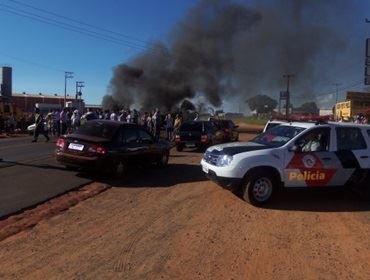 Moradores do Bairro S. José bloquearam a Rodovia SP255 em protesto a morte de uma moradora.