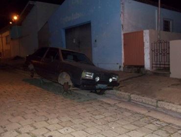 Carro abandonado sobre cavaletes na Rua Goiás.