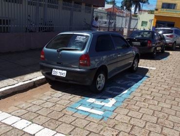  Nas imediações do Postão vagas  de idosos e deficientes não respeitam.